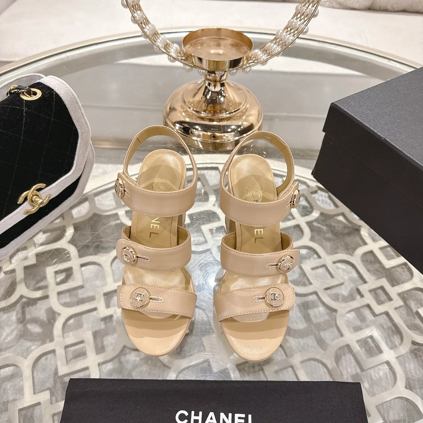 👟👟Ex-factory price 560👟👟 2026SS latest CHANEL Chanel 2026 early spring catwalk new model 🌸️Purchased the original version in Hong Kong and opened the mold exclusively. Top quality % genuine last developed with smooth lines and smooth entry and exit from the counter! Official website 1:1 production. Fabric: Mixed sheepskin imported from Italy & private molded double C buckle and letters are delicate, smooth, shiny and feel great! 💅The fabric and the feet are made of the same material, which is great on the feet! ! ! Color: black/apricot Code number: 34-40 (custom-made sizes 41 and 42 are non-refundable)